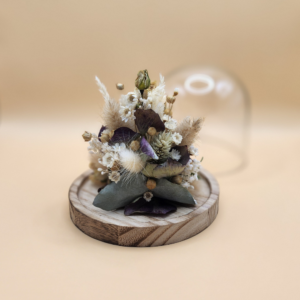 Sphère en cloche avec des fleurs séchées rose, eucalyptus et plien d'autre encore