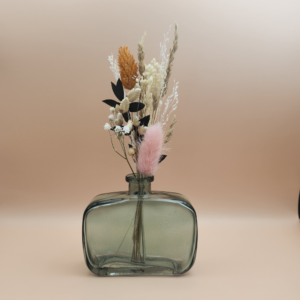Soliflore en verre avec son bouquet de fleurs séchées rose